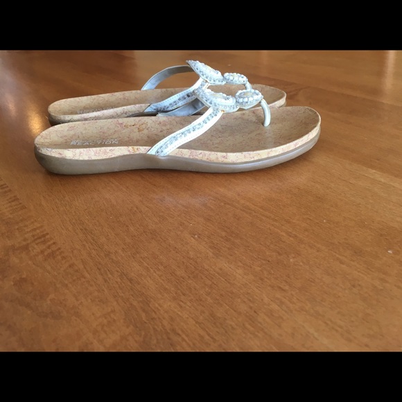 Kenneth Cole reaction size 9 flip flops - Picture 5 of 5